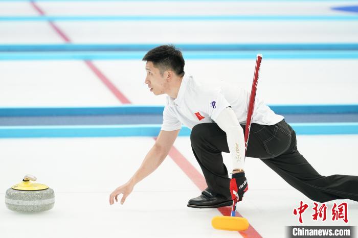 紫荆花在亚冬会冰壶场绽放:甄浩天11比2击败科