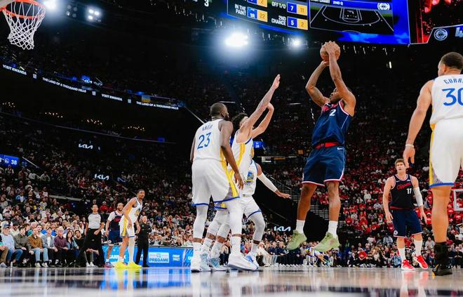 勇士126-121逆转淘汰快船晋级下一轮附加赛