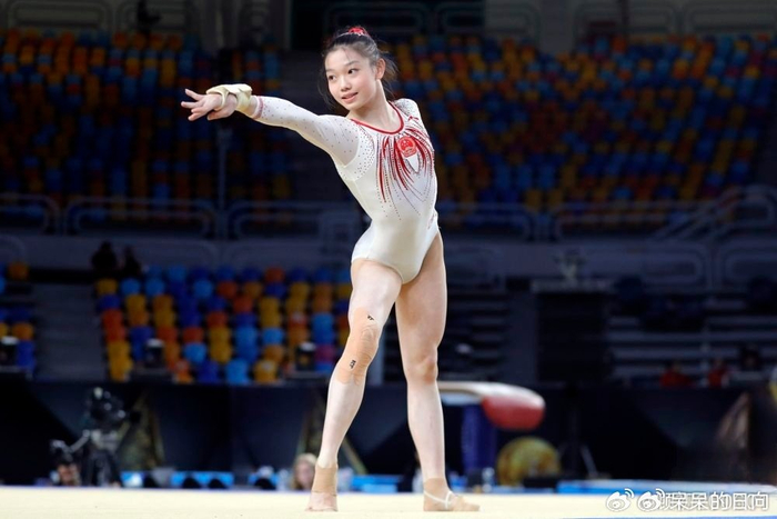 柯沁沁首秀体操世界杯揽1金1银 青年才女闪耀赛