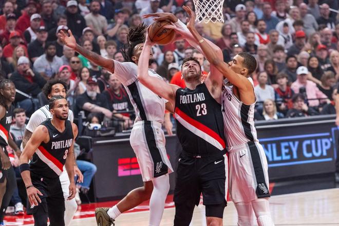 马刺19分逆转开拓者 文班亚马创NBA历史神迹