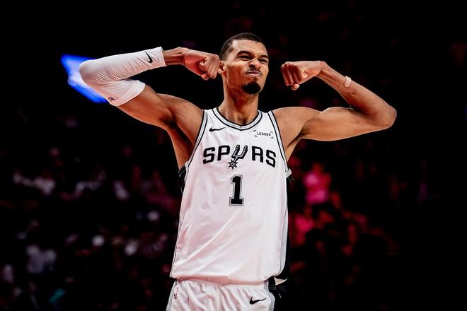 马刺19分逆转开拓者 文班亚马创NBA历史神迹